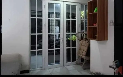 Dijual cepat rumah siap huni 3 lantai