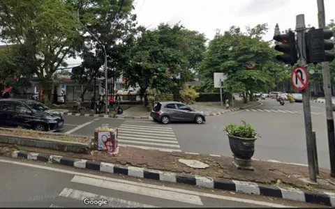 Dijual Cepat Ruang Usaha, Gedung di Jl. Supratman, Bandung Wetan