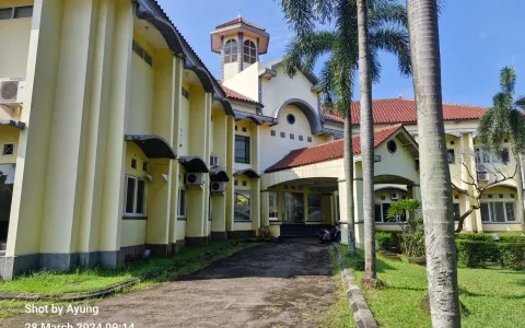 Dijual Cepat Gedung Country Club di Jl. Gema Pesona Estate, Depok