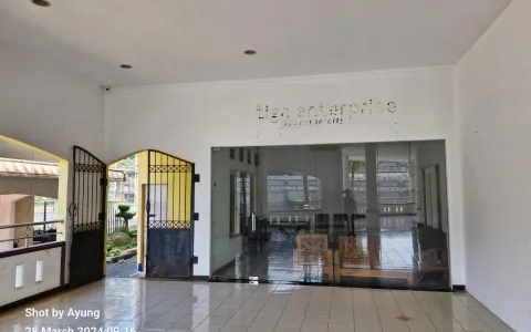 Dijual Cepat Gedung Country Club di Jl. Gema Pesona Estate, Depok