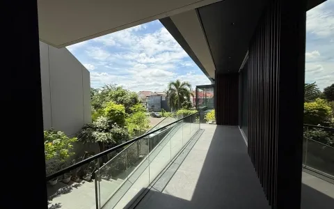 Dijual rumah Bergaya Minimalis Tropical Resort di Daan Mogot Baru