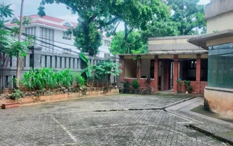 Rumah Hoek Lokasi Strategis di Jl. Wijaya, Kebayoran Baru