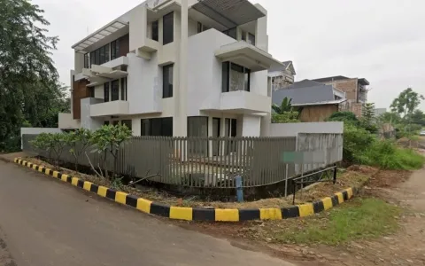 Jual Rumah Hoek di Intercon, Kebon Jeruk